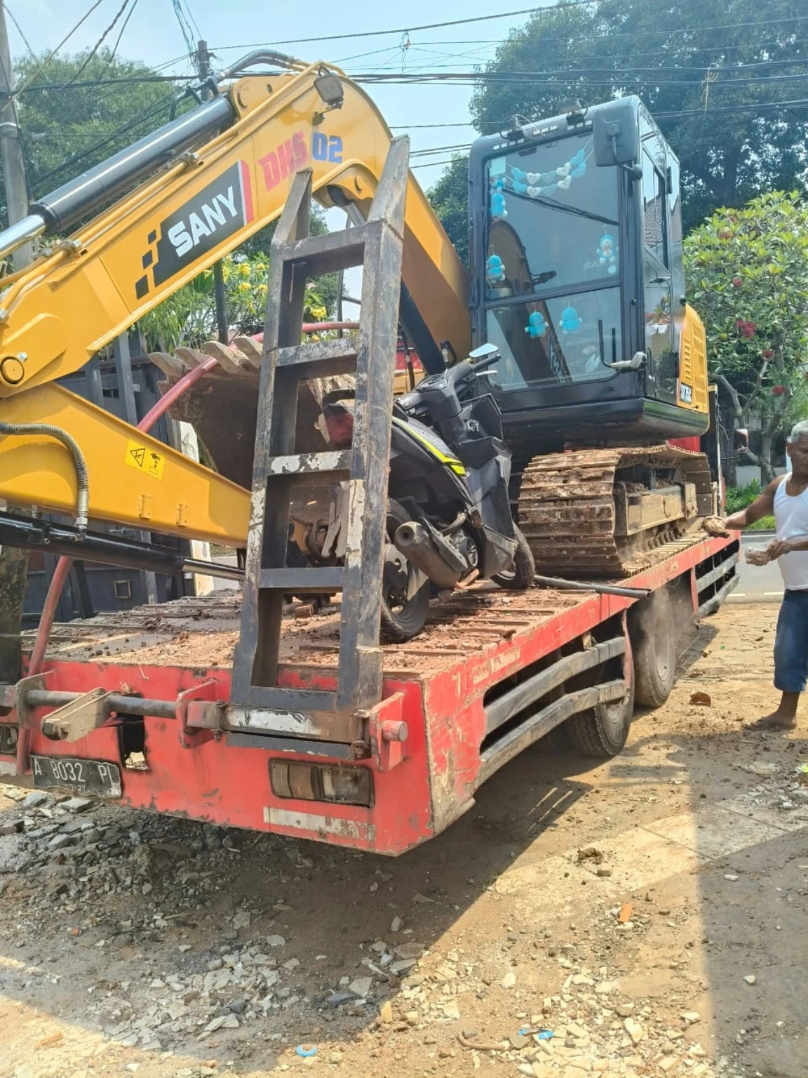 Mobilisasi excavator SANY menggunakan truk pengangkut alat berat