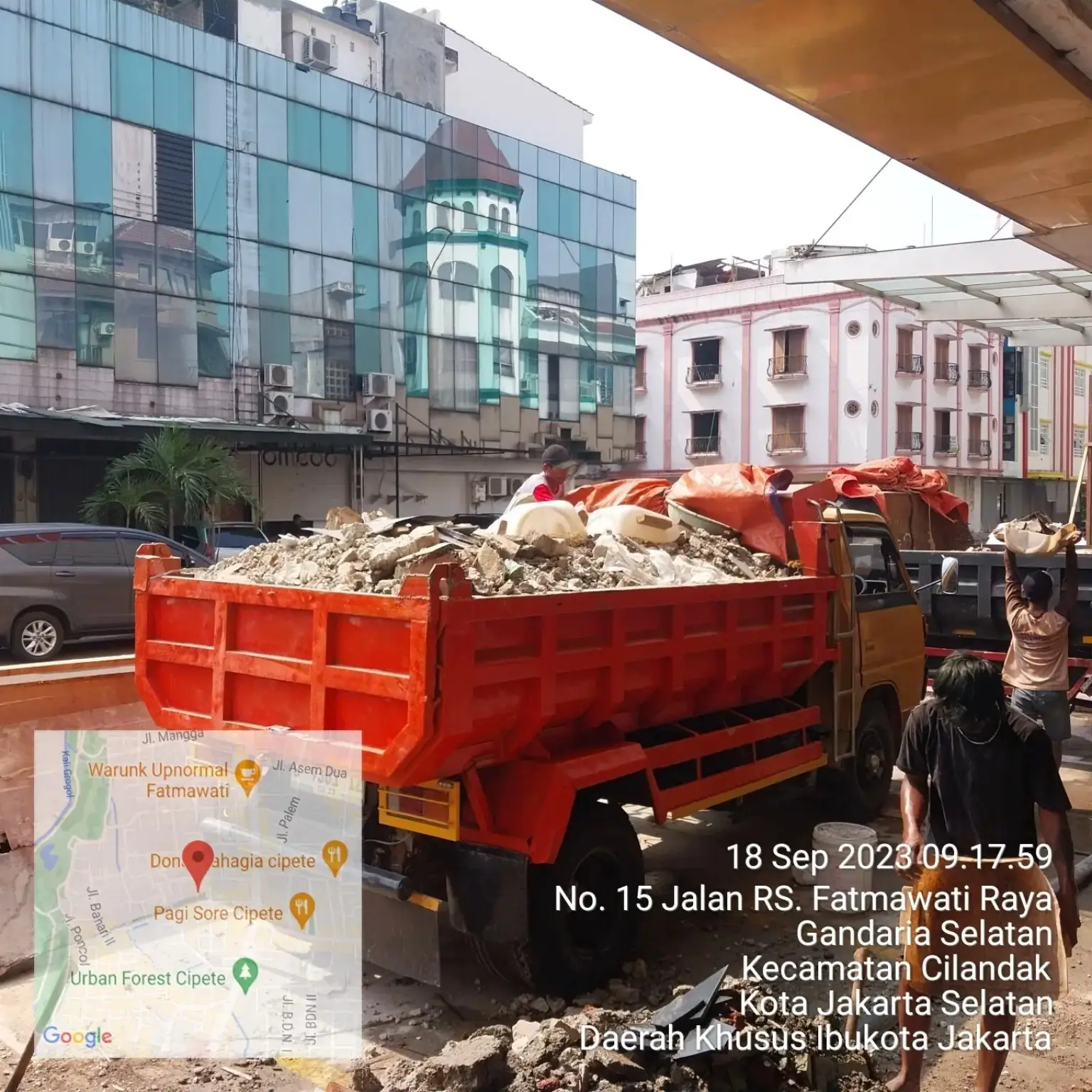 Dokumentasi armada Jasa Angkut Laksana mengangkut puing dan sampah proyek