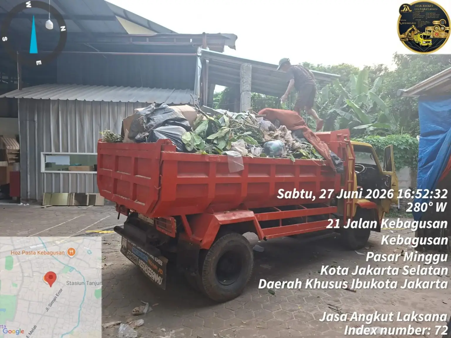 Dokumentasi armada Jasa Angkut Laksana mengangkut puing dan sampah proyek