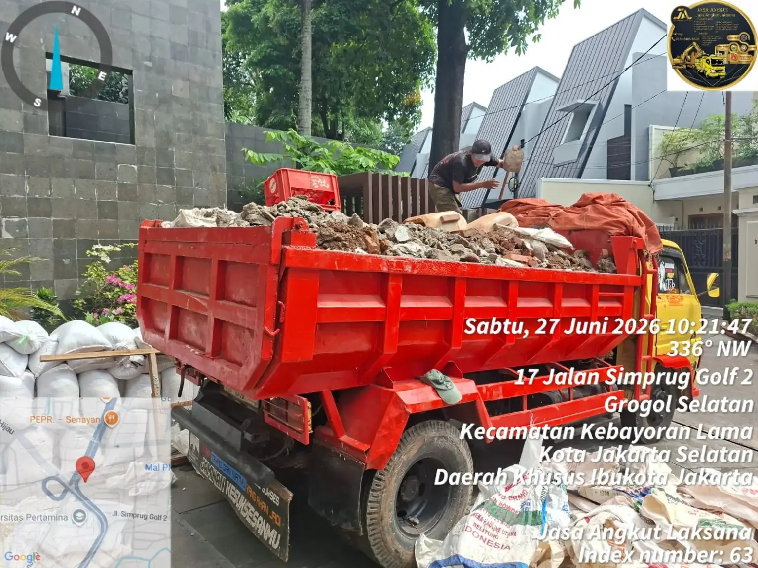 Dokumentasi armada Jasa Angkut Laksana mengangkut puing dan sampah proyek