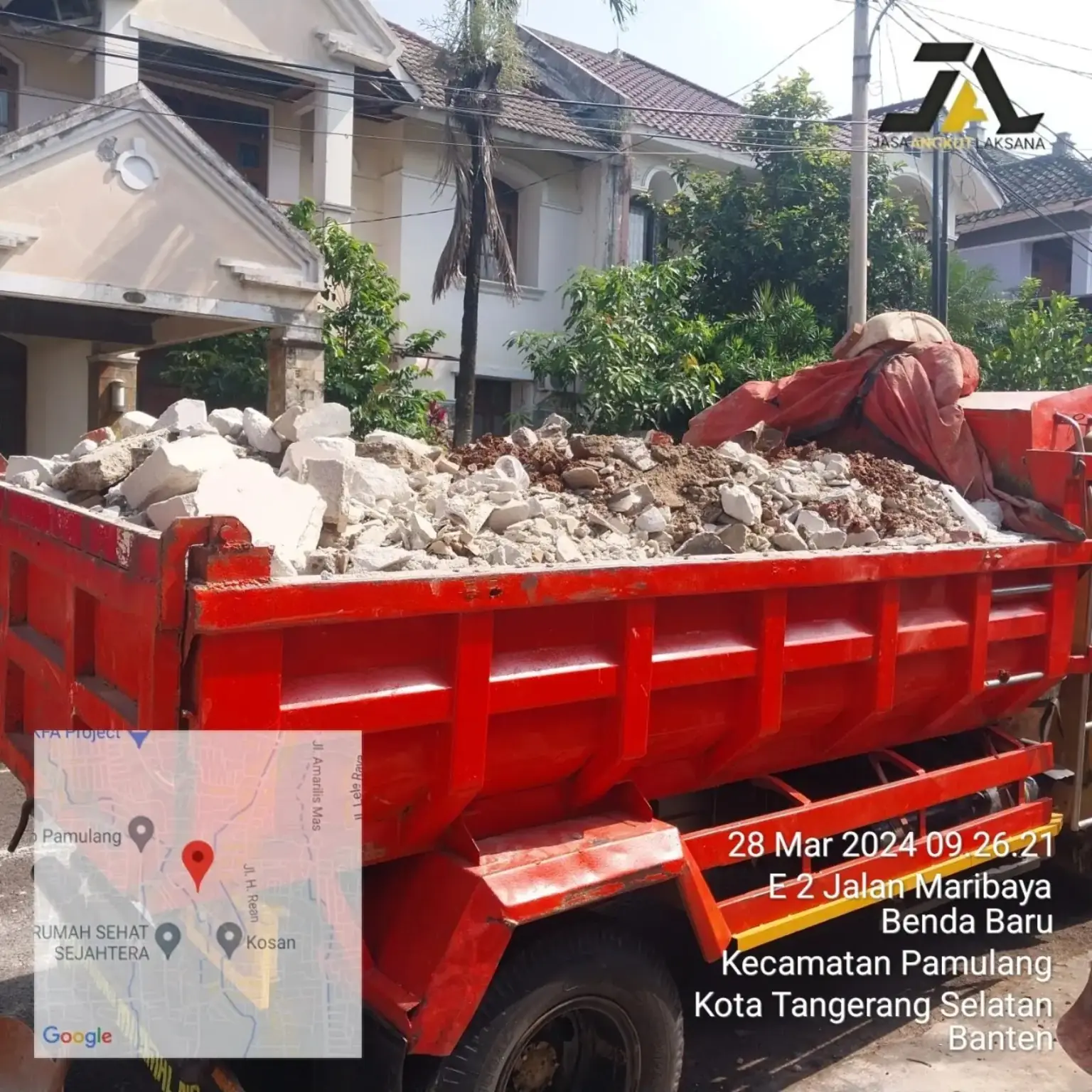 Dokumentasi armada Jasa Angkut Laksana mengangkut puing dan sampah proyek