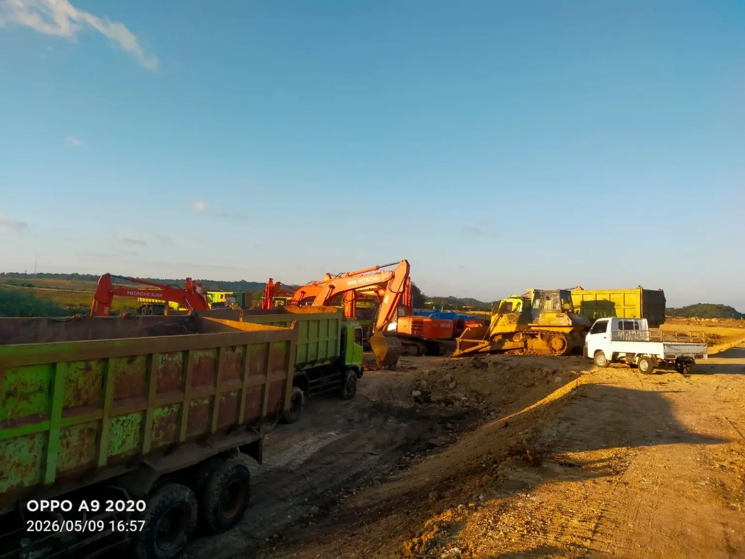 Armada alat berat excavator bulldozer dan dump truck di lokasi proyek