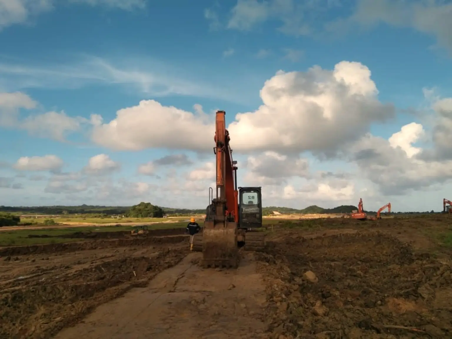 Pekerjaan land clearing menggunakan excavator di area luas