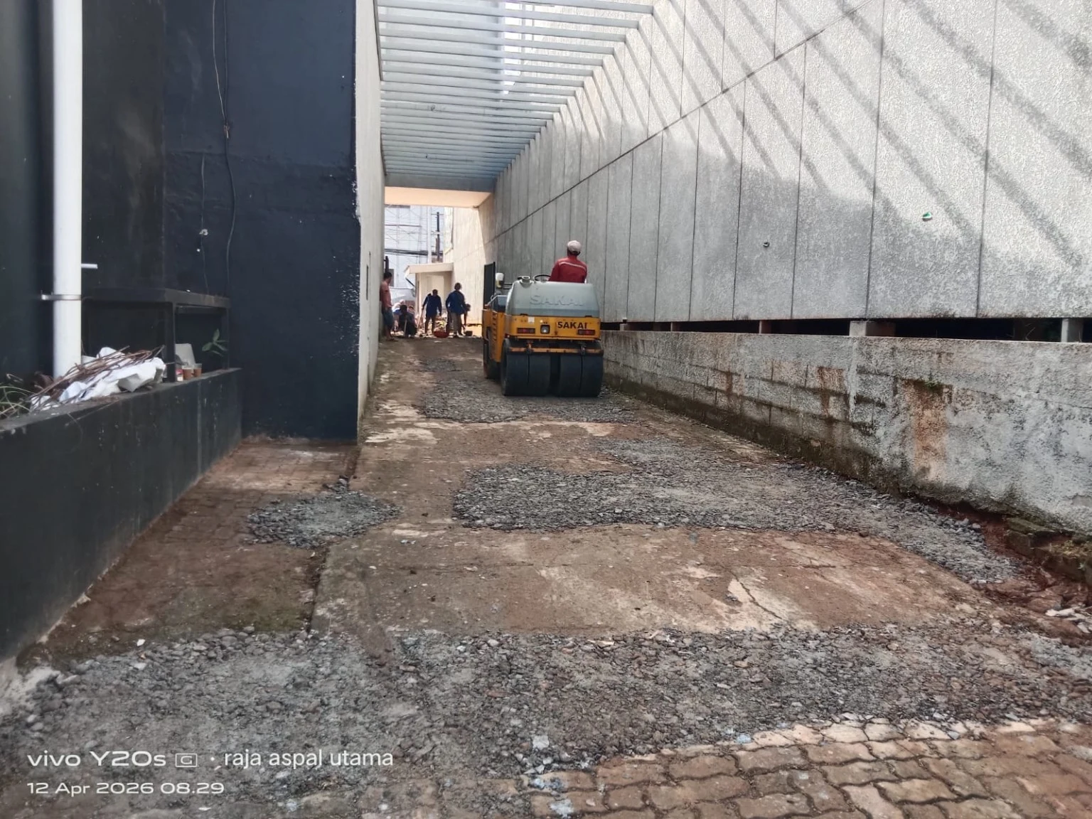 Pemadatan lapisan dasar pada akses sempit sebelum pengaspalan