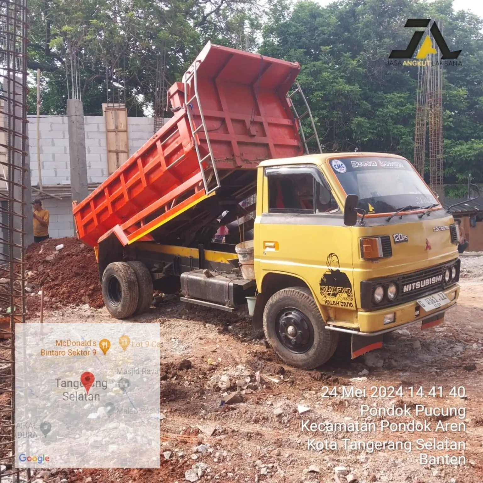 Armada dump truck pada pekerjaan pengurugan lahan